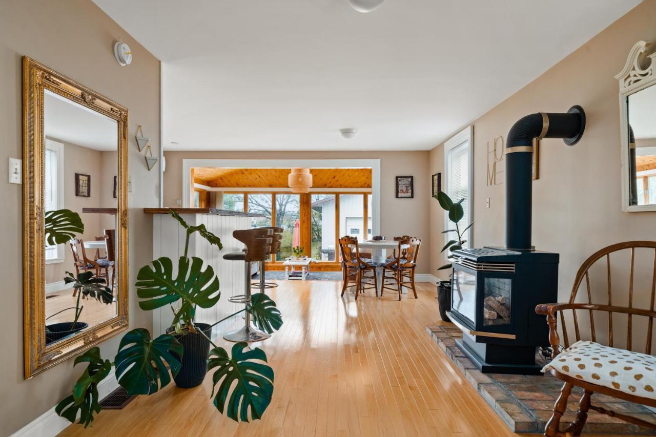 Sunroom On Maple Picton Exterior photo